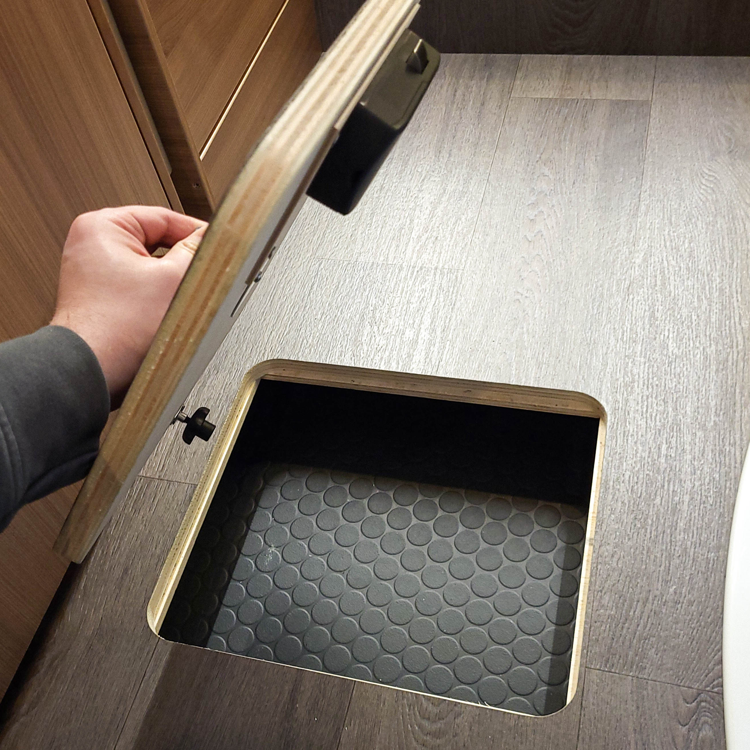 Schließsystem für die Bodenklappe im Wohnmobil