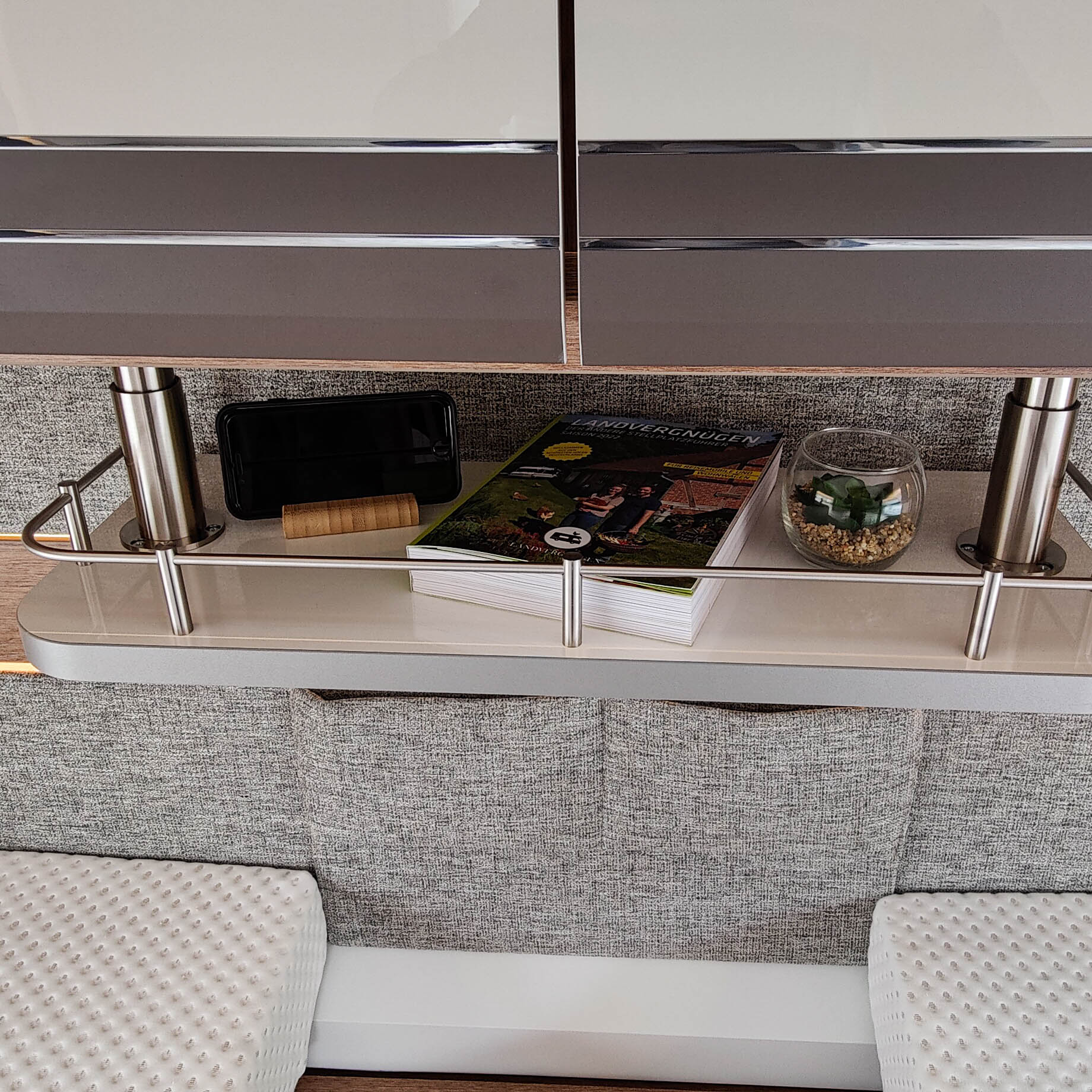 #farbe_Hochglanzweiß mit Kante in Grau/Anthrazit