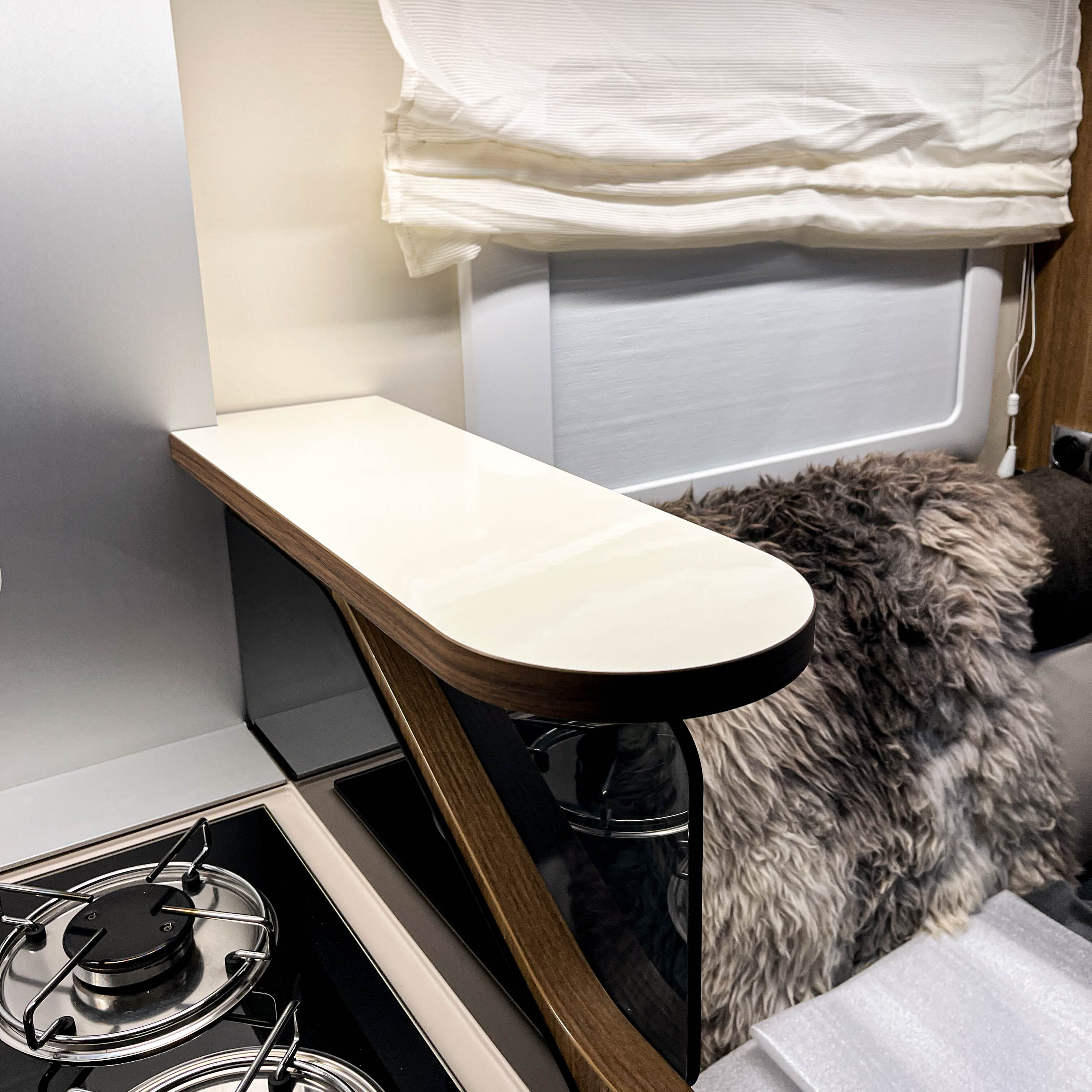 Ablageboard Mobilvetta Krosser und Kea mit Staufach am Küchenfenster und Face to Face