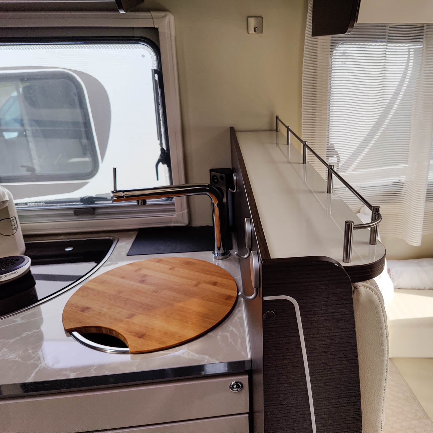 Storage tray for Maple TD Plus with 52 mm spacing between the headrest bars